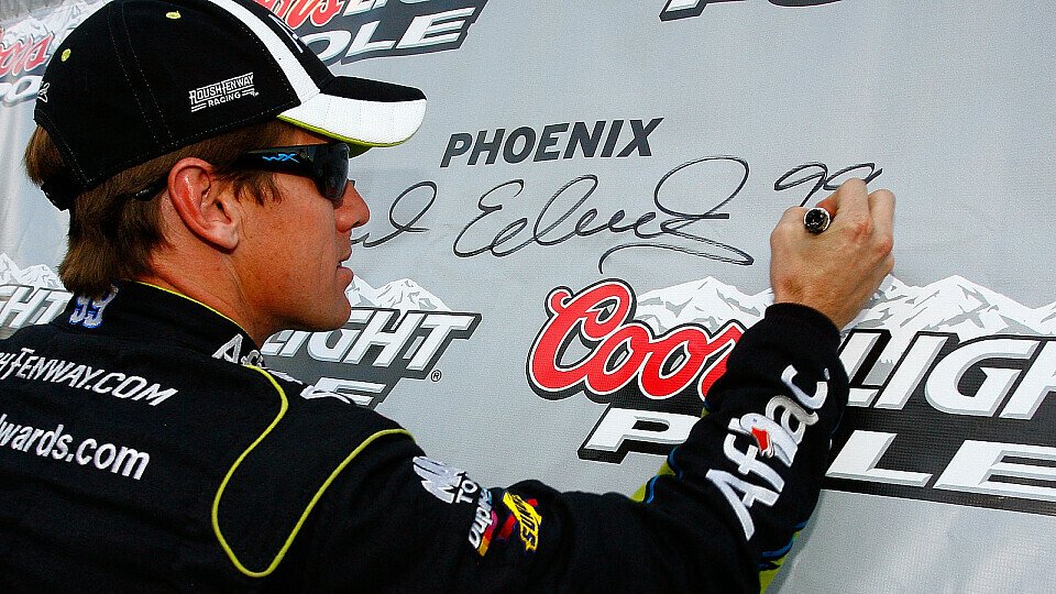 Carl Edwards signiert seine Pole in Phoenix., Foto: NASCAR