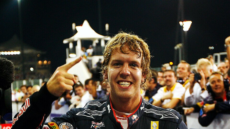 Der Finger von Abu Dhabi: Sebastian Vettel ist am 14.11.2010 am Ziel seiner Träume, Foto: Red Bull/GEPA