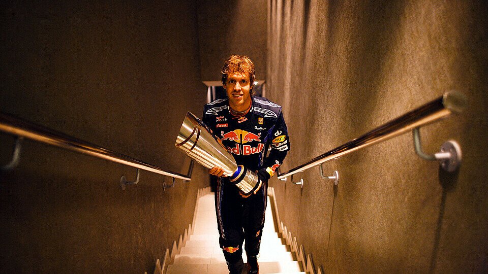 Sebastian Vettel will immer den größten Pokal, Foto: Red Bull/GEPA
