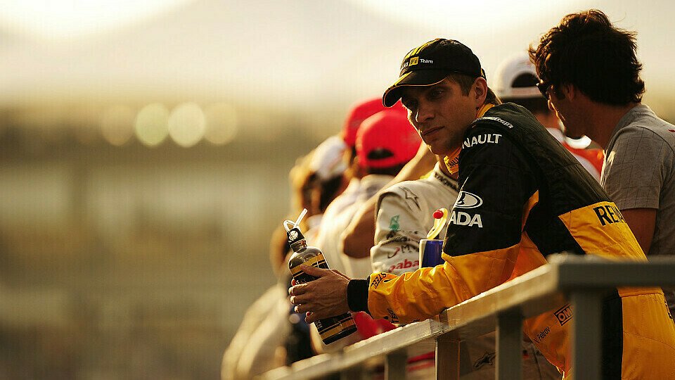 Skeptischer Blick - dabei stehen Vitaly Petrovs Chancen 2011 wieder an der Fahrerparade, wie hier in Abu Dhabi, teilnehmen zu dürfen ziemlich gut, Foto: Sutton