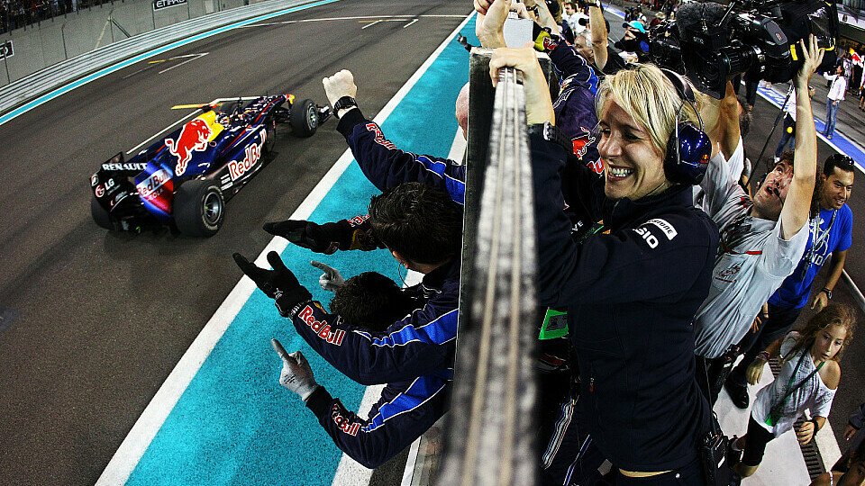 Auf dem Yas Marina Circuit feierte Sebastian Vettel wohl seinen bisher schönsten Sieg, Foto: Red Bull/GEPA