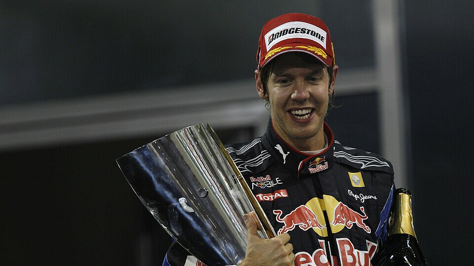 Sebastian Vettel darf den Pokal behalten, Foto: Bridgestone