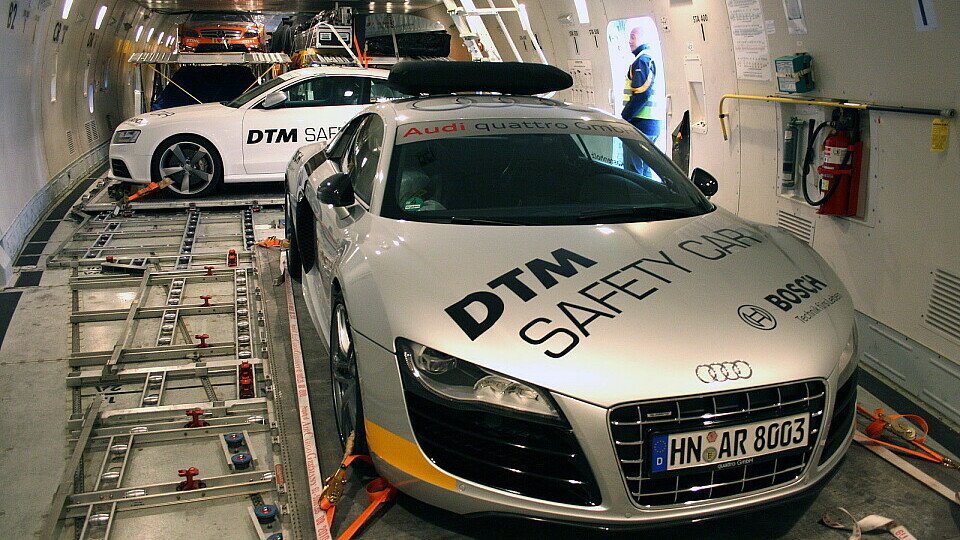 Das DTM-Saftey-Car im Bauche des Transportflugzeugs, Foto: DTM