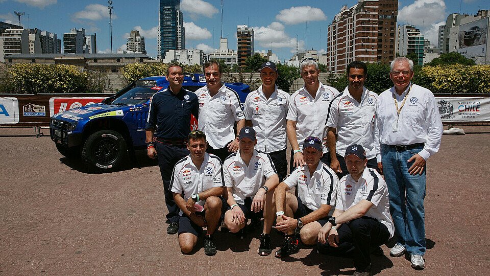 Das Volkswagen-Motorsport-Team vor dem Start., Foto: Volkswagen Motorsport
