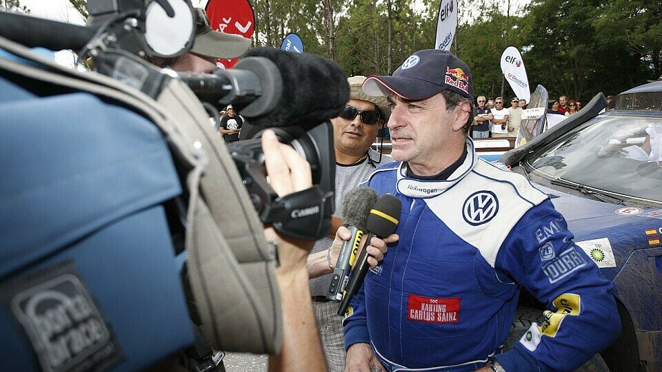 Carlos Sainz stand nach seinem Erfolg gerne Rede und Antwort, Foto: VW Motorsport