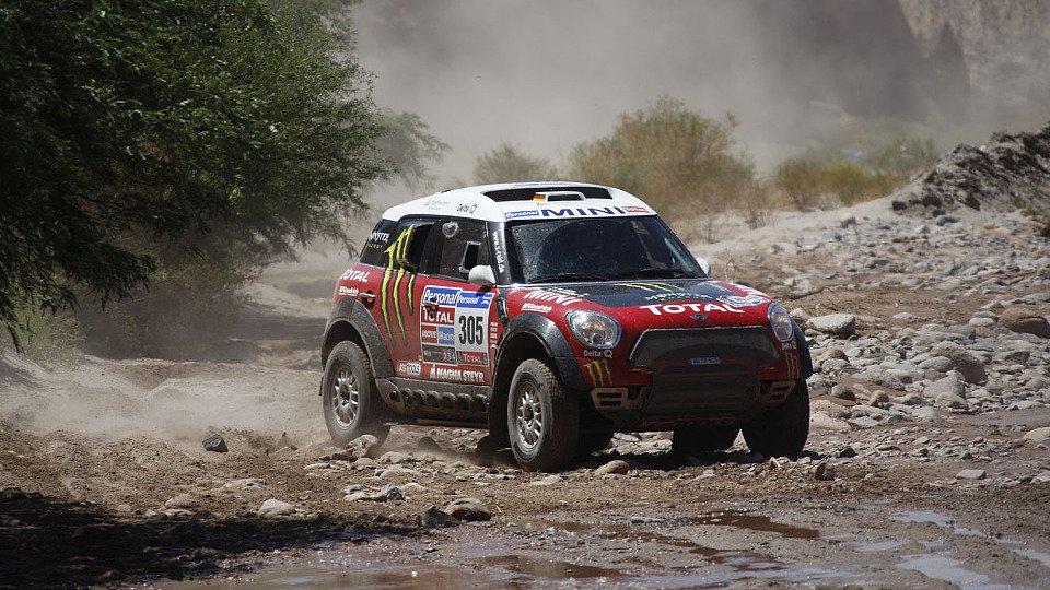 Nach dem Einsatz bei der Dakar 2011 entwickelte X-raid den Mini All4 Racing für die anstehende Dakar umfangreich weiter, Foto: X-Raid