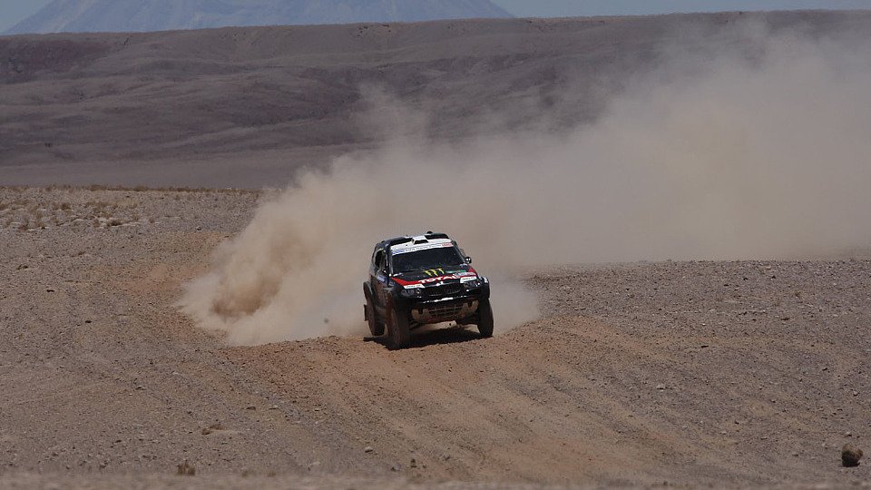 Stéphane Peterhansel mit seinem BMW in der Wüste, Foto: X-raid