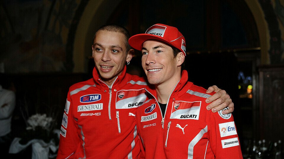 Valentino Rossi mit seinem neuen Teamkollegen Nicky Hayden. Heute durfte sich der Italiener erstmals in den Ducati-Farben zeigen., Foto: Ducati