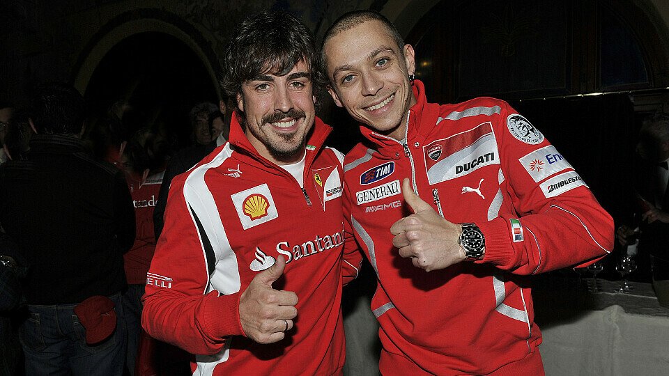 Fernando Alonso stellte in Aussicht, dass es im Dezember das ultimative Rennen zwischen ihm und Rossi geben könnte., Foto: Ducati