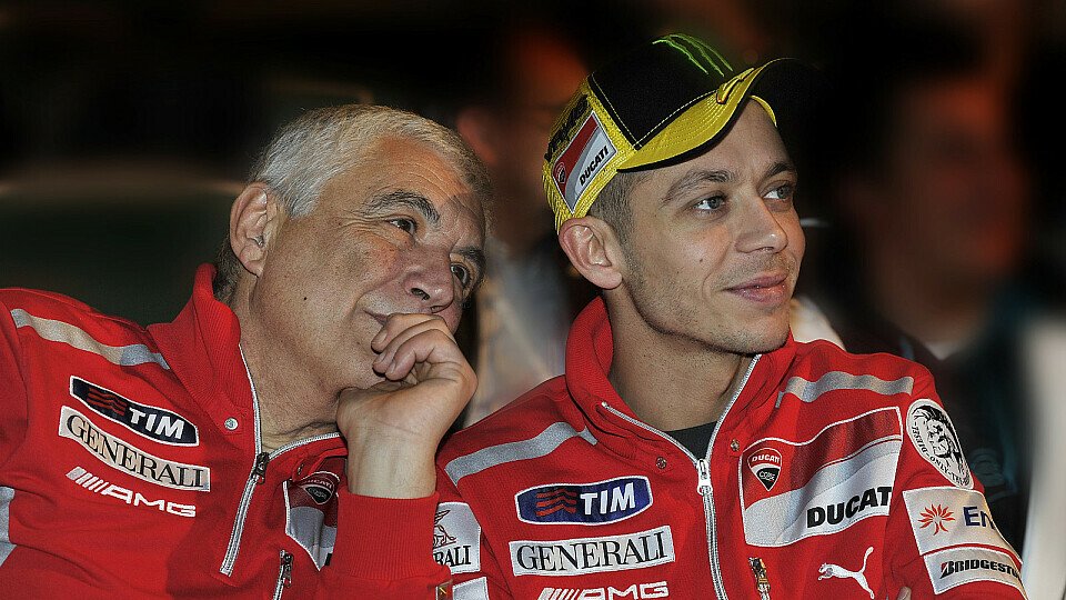 Gabriele del Torchio (l, Präsident von Ducati) misst dem Rennsport eine große Bedeutung in der Modellentwicklung zu. Außerdem werden die Desmosedici in 2011 mit der Italien-Flagge auf der Verkleidung an den Start rollen., Foto: Ducati