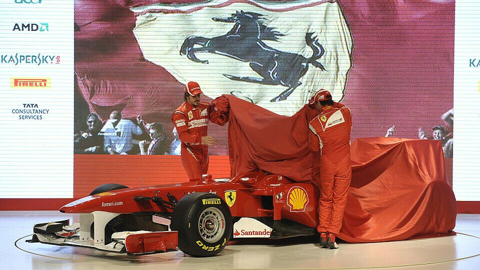 Fernando Alonso und Felipe Massa enthüllen den F150 von Ferrari, Foto: Ferrari