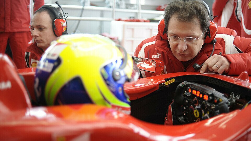 Felipe Massa holt sich Tipps vom Chefdesigner - welcher Knopf war noch mal wofür?, Foto: Ferrari