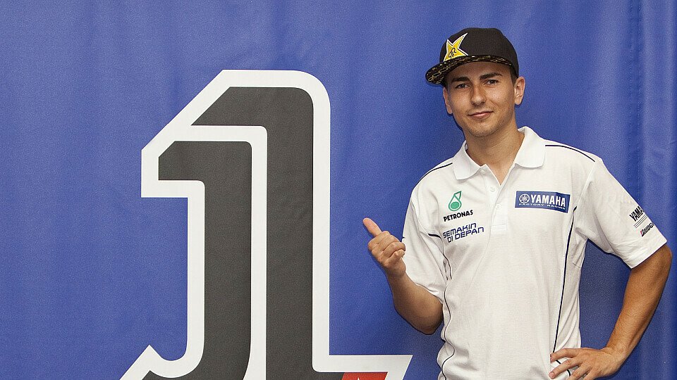 Jorge Lorenzo verewigt sich in seiner Nummer 1 2011., Foto: Yamaha Factory Racing