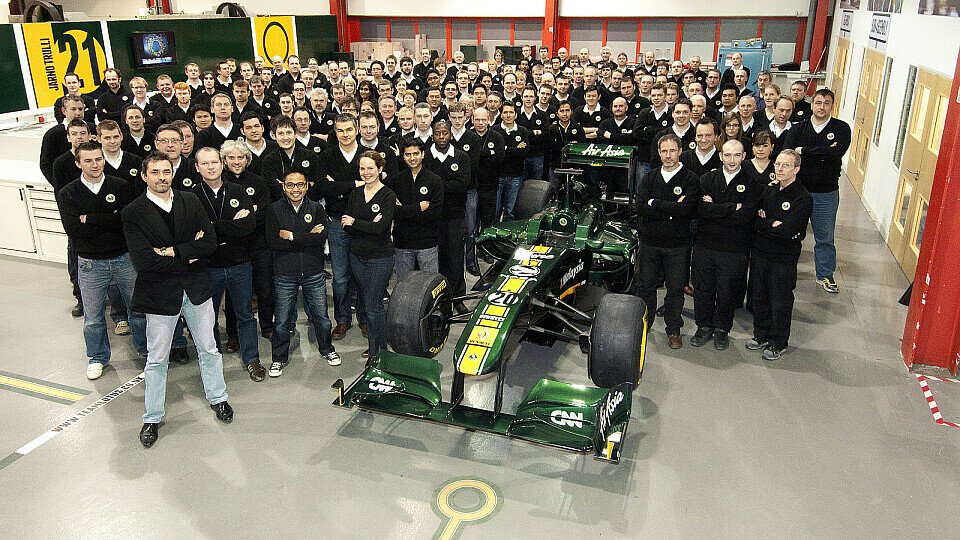 Das Team Lotus steht geschlossen hinter dem brandneuen T128, Foto: Team Lotus Das Team Lotus steht geschlossen hinter dem brandneuen T128, Foto: Team Lotus