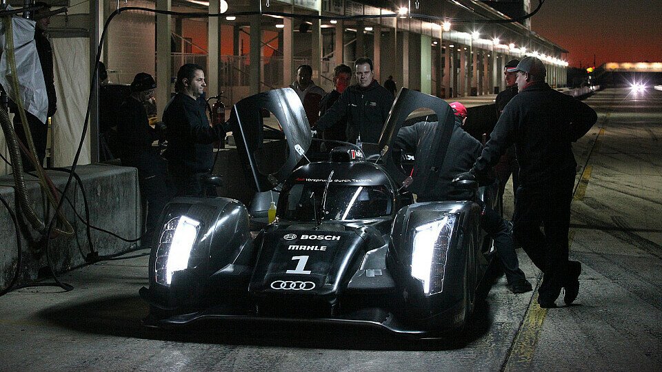 Auch in den Abendstunden waren die Men in Black noch im Einsatz - die Testarbeiten in Sebring dauerten oft bis spät in die Nacht, Foto: Audi Motorsport