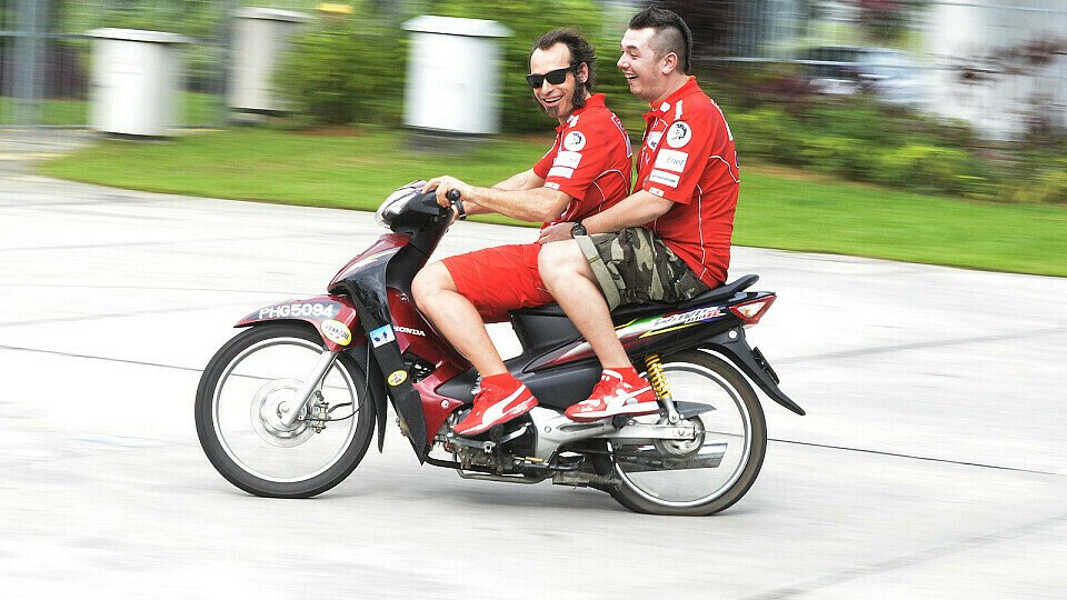 Vittoriano Guareschi testet für Nicky Hayden und Valentino Rossi die GP11, um weitere Verbesserungen für die Saison zu erarbeiten, Foto: Milagro