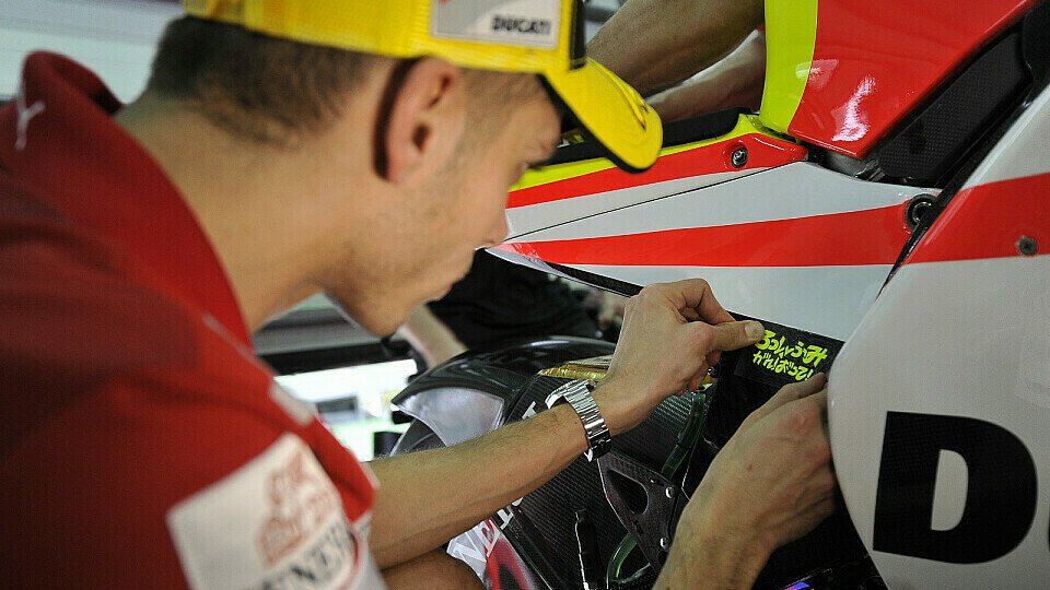 Valentino Rossi ist ein sehr abgerläubischer Mensch und bringt daher auch die Aufkleber selbst an seinem Motorrad an., Foto: Milagro