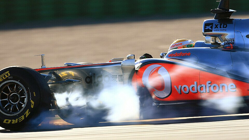 Lewis Hamilton ließ die neuen Reifen rauchen, Foto: Sutton