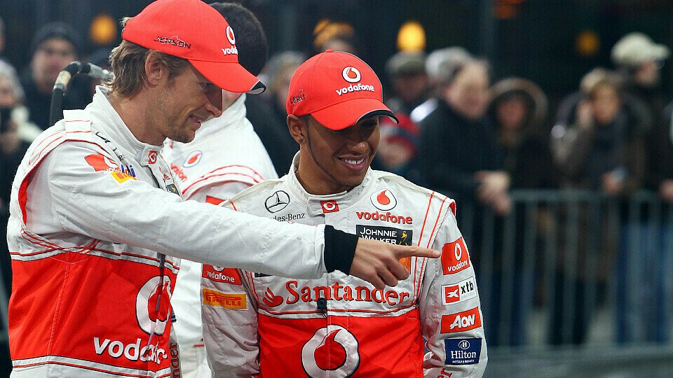 Jenson Button und Lewis Hamilton beim Launch des MP4-26 in Berlin, Foto: Sutton