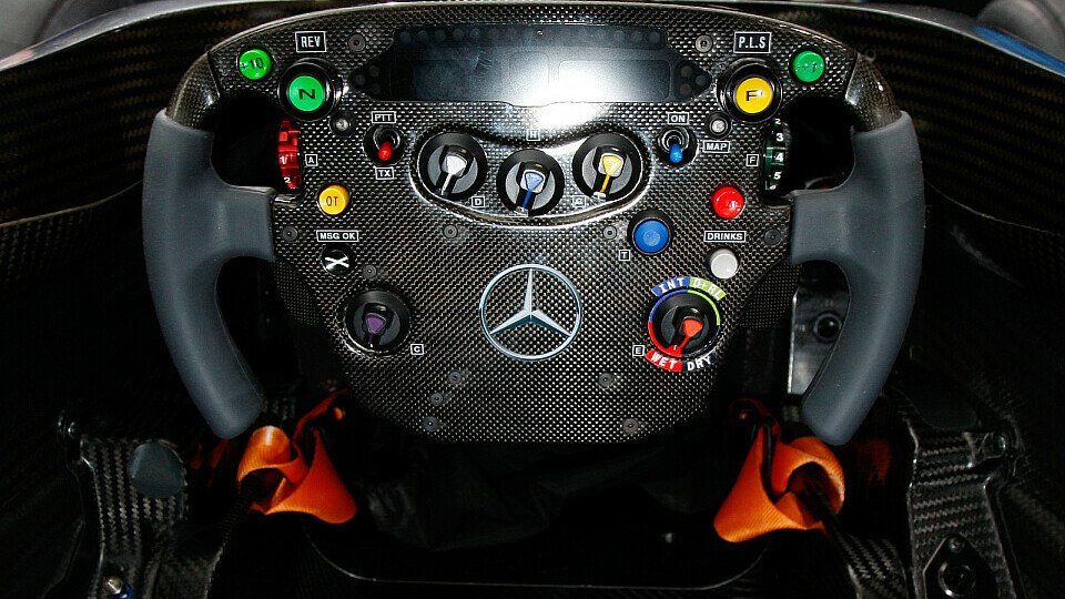 Schalter und Knöpfe en masse - das Lenkrad des McLaren MP4-26, Foto: Sutton