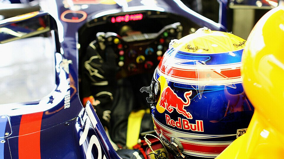 Beim Blick über die Schulter wird schnell klar - Mark Webber hat viel zu tun, Foto: Red Bull/GEPA