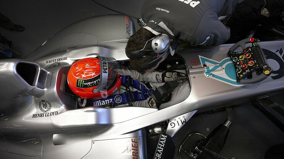 Michael Schumacher fühlt sich am Lenkrad nicht überfordert, Foto: Mercedes GP