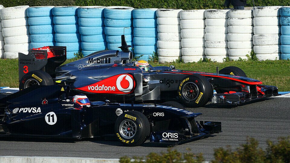 Rubens Barrichello kommt auf der Strecke selten mit Hamilton in Kontakt, Foto: Pirelli