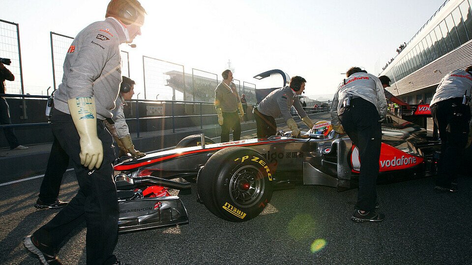 Bei den bisherigen Testfahrten enttäuschte der neue McLaren-Bolide oft, Foto: Pirelli