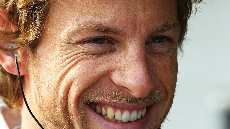 Jenson Button ist trotz mangelnder Kilometer und der Gerüchte über den riesigen Abstand zu Ferrari das Lachen noch nicht vergangen, Foto: Sutton