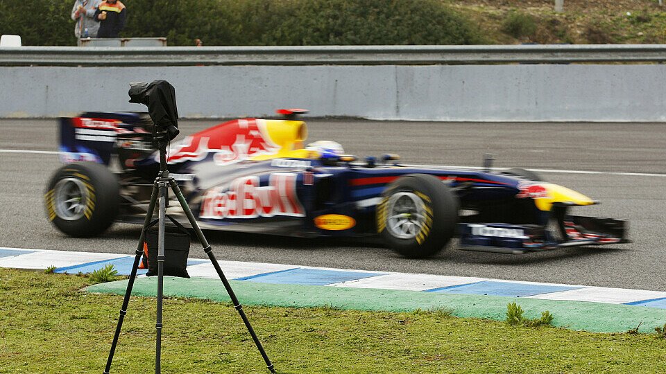 Sebastian Vettel sieht aufgrund diverser Bezahlfahrer eine gewisse Gefahr, Foto: Sutton