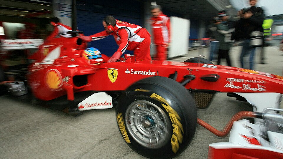 Fernando Alonso denkt, dass die neuen Reifen den größten Einfluss haben, Foto: Pirelli