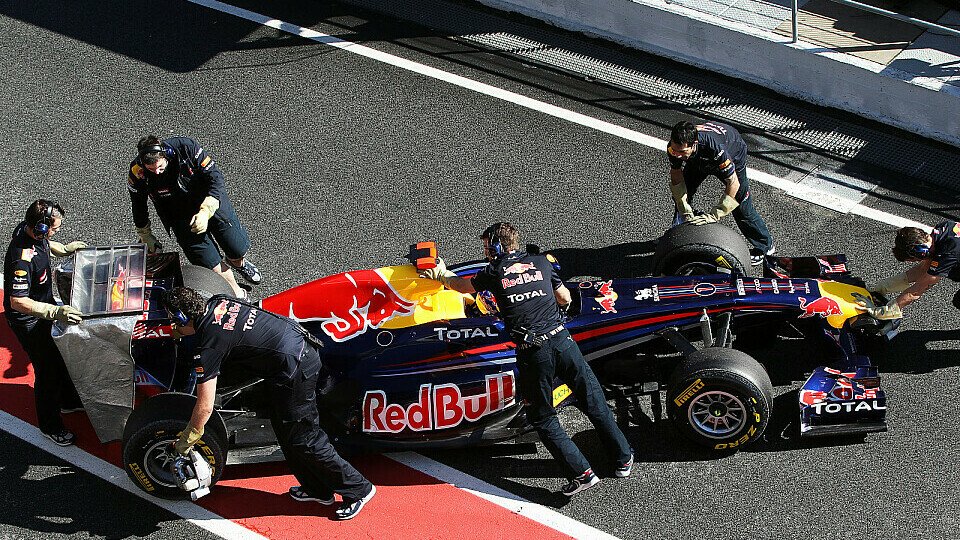 Mechaniker schieben den Red Bull-Boliden in Barcelona in die Box, Foto: Sutton