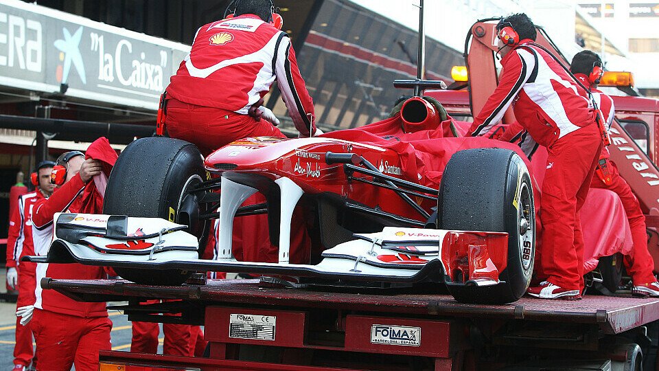 Geht man nach Fernando Alonso gibt es vor der Saison nichts besseres als einen Ferrari auf dem Abschleppwagen in Barcelona, Foto: Sutton