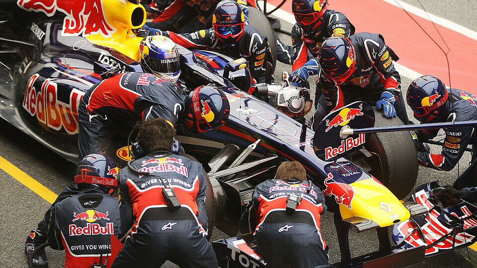 Wir stehen zusammen: Sebastian Vettel, umringt von der Red-Bull-Crew, Foto: Sutton