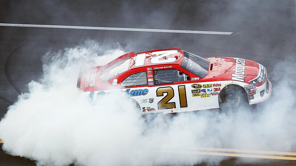 Trevor Bayne feiert seinen Daytona-Sieg., Foto: NASCAR