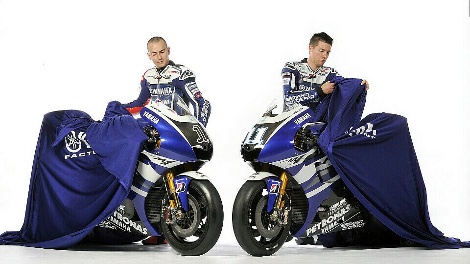 Jorge Lorenzo und Ben Spies enthüllten heute in Sepang ihre M1-Motorräder für die Saison 2011., Foto: Yamaha