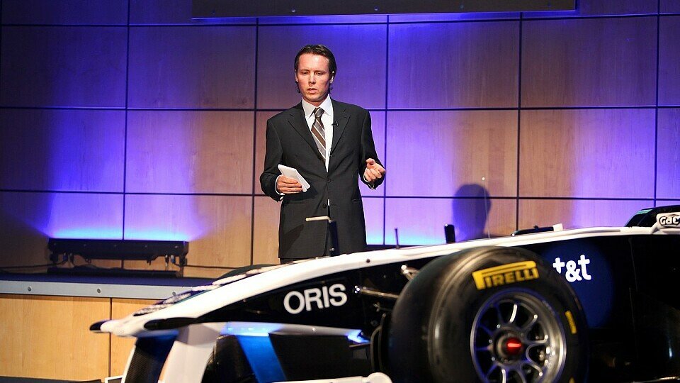 Williams-Technikchef Sam Michael erklärt bei der Präsentation des FW33 den neuen Williams, Foto: WilliamsF1