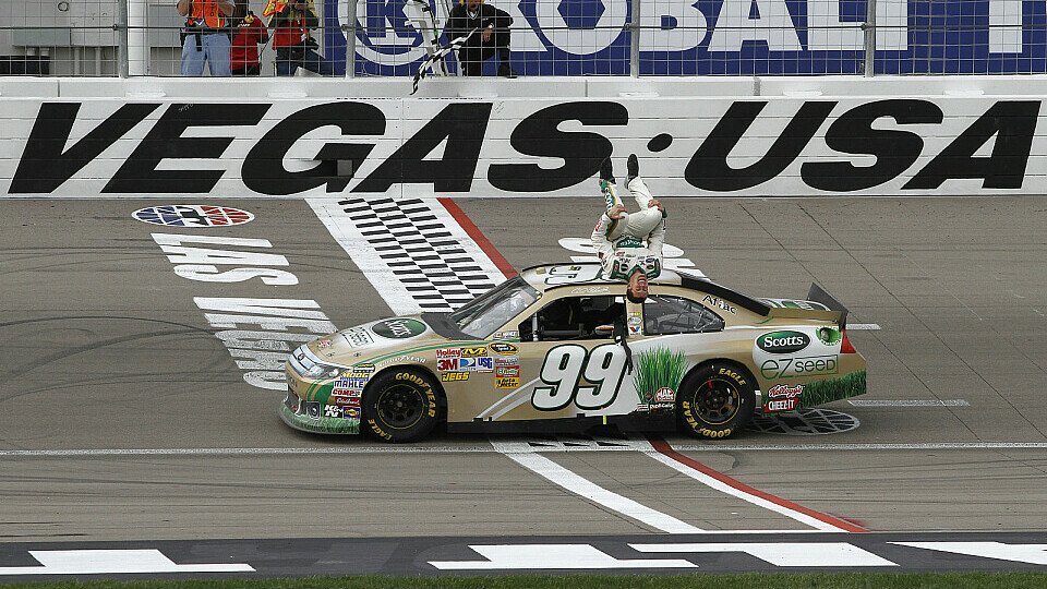 Carl Edwards feiert mit einem Rückwärtssalto seinen Las-Vegas-Sieg, Foto: Ford
