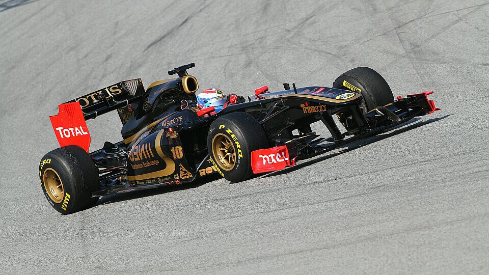 Lotus Renault GP Pilot Vitaly Petrov bei den Testfahrten in Barcelona, Foto: Pirelli