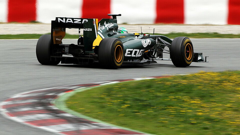 Jarno Trulli ist vom Heck des Lotus-Boliden begeistert, Foto: Sutton