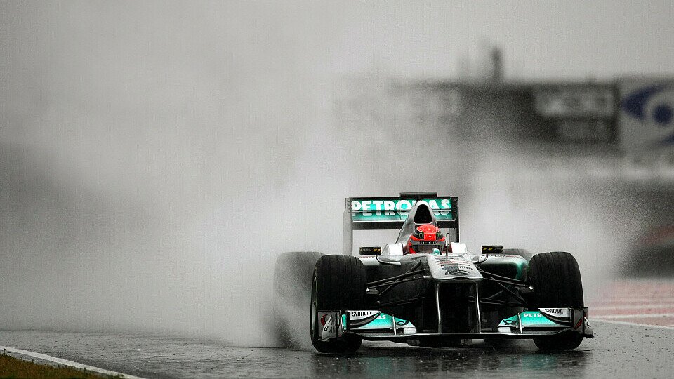 In Barcelona testete Michael Schumacher die Regenreifen ein wenig, Foto: Sutton