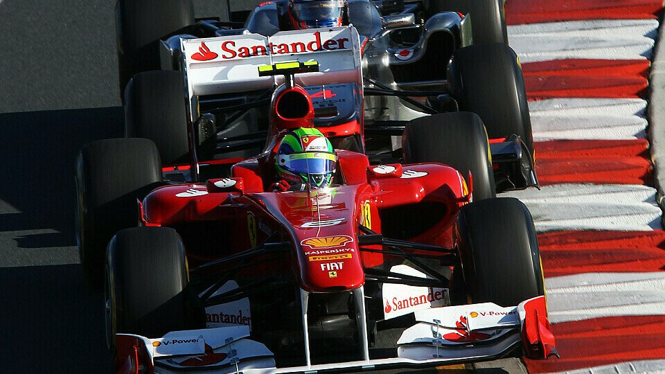 Das Duell des Rennens - Jenson Button steckte lange buchstäblich hinter Felipe Massa fest, Foto: Sutton