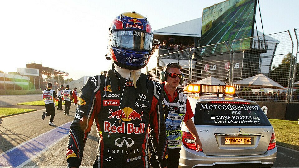Mark Webber stellte nach der Zieldurchfahrt in Melbourne enttäuscht seinen Boliden ab und trottete alleine zurück an die Red-Bull-Box, Foto: Sutton Mark Webber stellte nach der Zieldurchfahrt in Melbourne enttäuscht seinen Boliden ab und trottete alleine zurück an die Red-Bull-Box, Foto: Sutton
