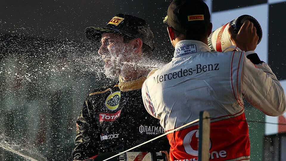 Vitaly Petrov mag Lewis Hamilton, Foto: Sutton