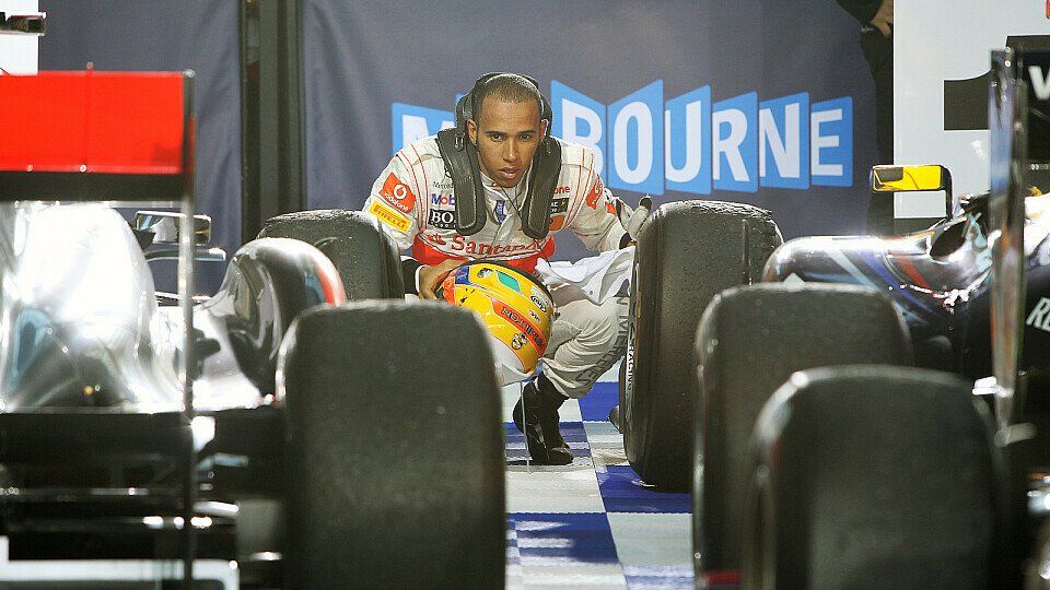 Lewis Hamilton schaut genau hin, wenn es um Red Bull geht, Foto: Sutton