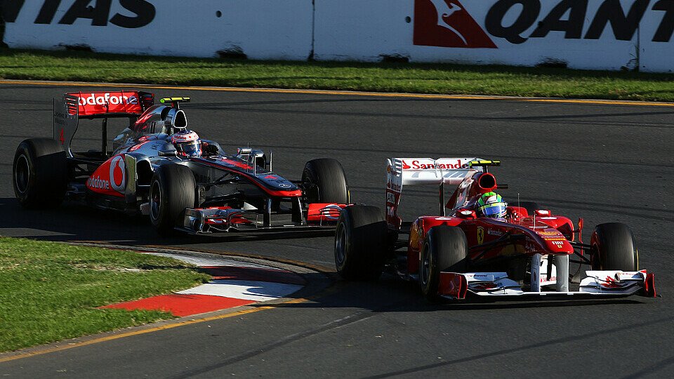 Duell mit Folgen: Button hing lange hinter Massa fest - am Ende bekam er sogar noch eine Durchfahrtsstrafe, Foto: Sutton