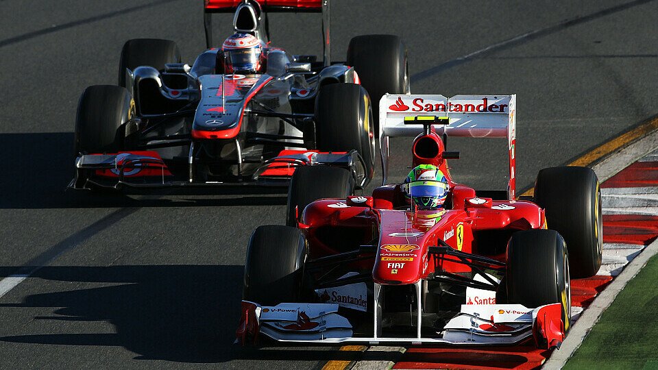 In Australien mühte sich Jenson Button mit Felipe Massa - und wurde bestraft, Foto: Sutton