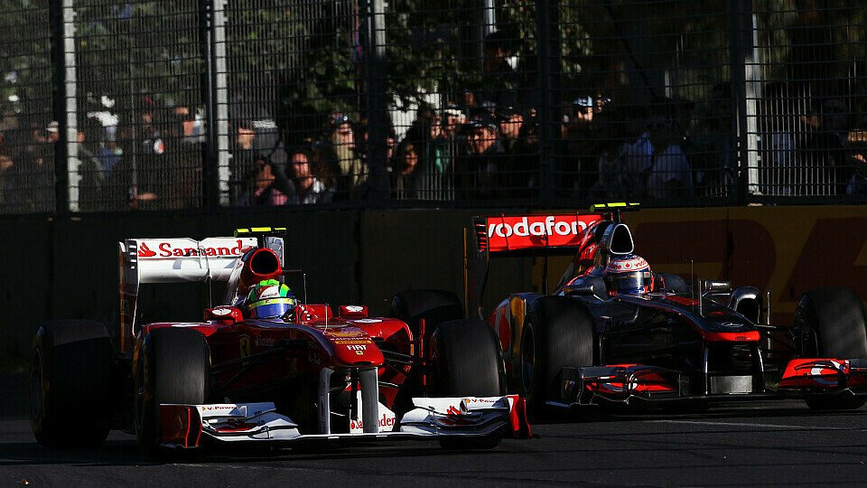 Jenson Button half der verstellbare Heckflügel gegen Felipe Massa nur wenig, Foto: Sutton