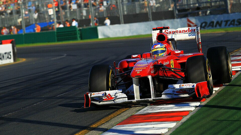 Fernando Alonso hadert noch immer mit den Pirelli-Reifen, Foto: Sutton