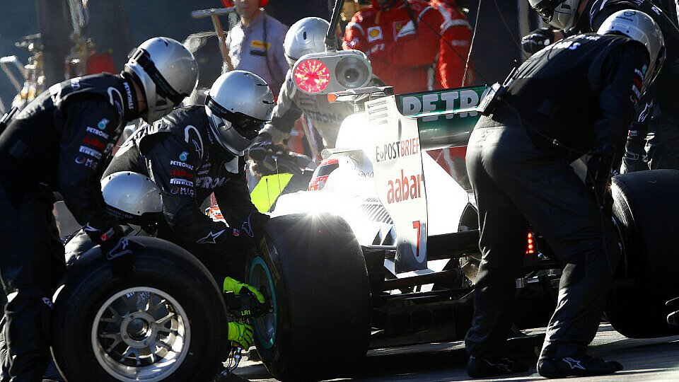 Mercedes GP macht sich nach dem Australien-GP auf Fehlersuche, Foto: Pirelli
